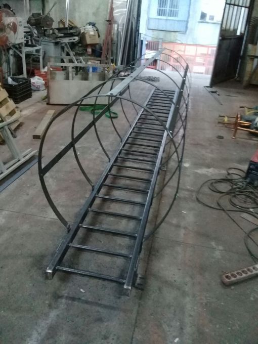 emniyet şeritli gemici merdiveni